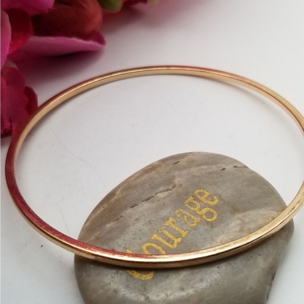 Gold tone bracelet slender bangle slider. B622